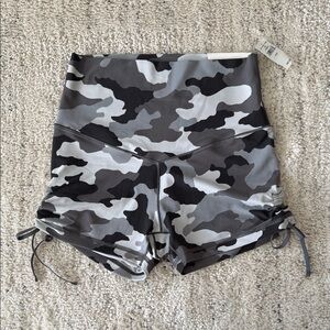 ⭐️SOLD⭐️ OFFLINE by Aerie Real Me Shortie Gray Camo Shorts Size Medium NWT